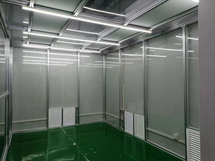 選擇百級無塵潔凈棚還是千級無塵潔凈棚，應根據具體的生產需求、產品要求和預算來決定。